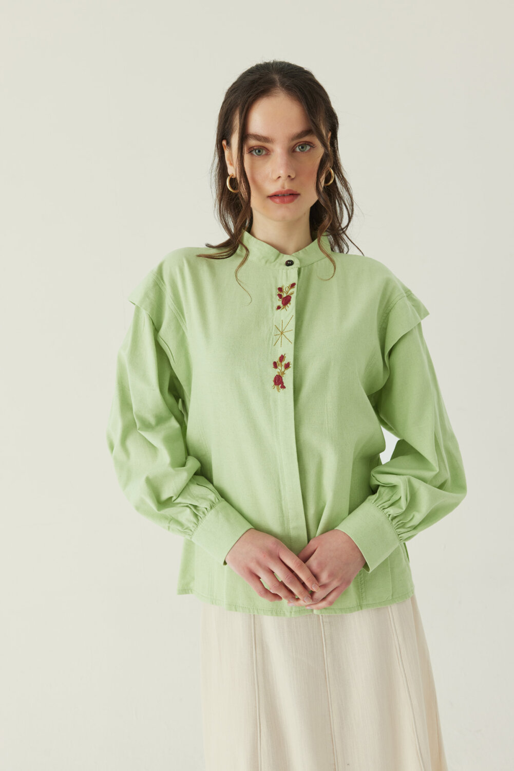 Çiçek Nakışlı Keten Gömlek Açık Yeşil 