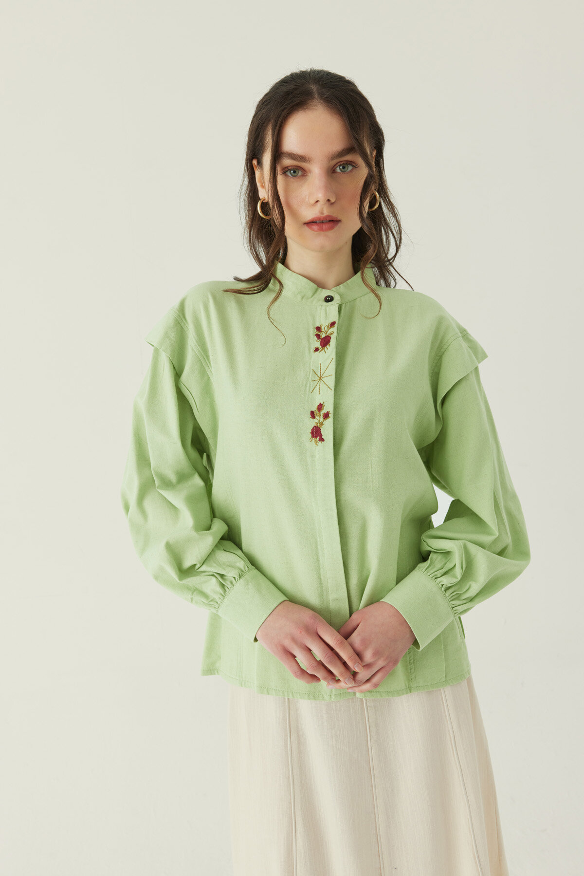 Çiçek Nakışlı Keten Gömlek Açık Yeşil