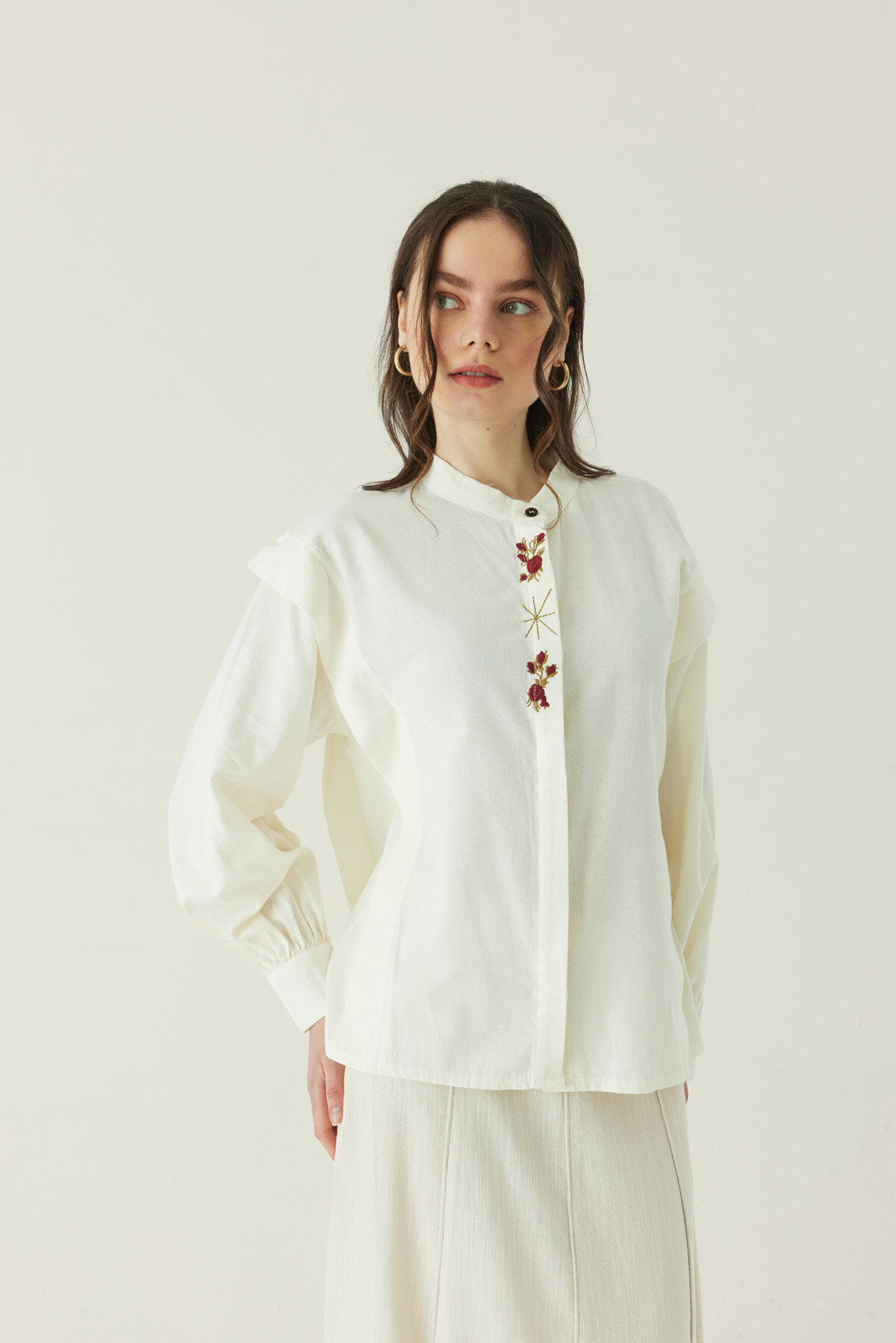 Çiçek Nakışlı Keten Gömlek Beyaz