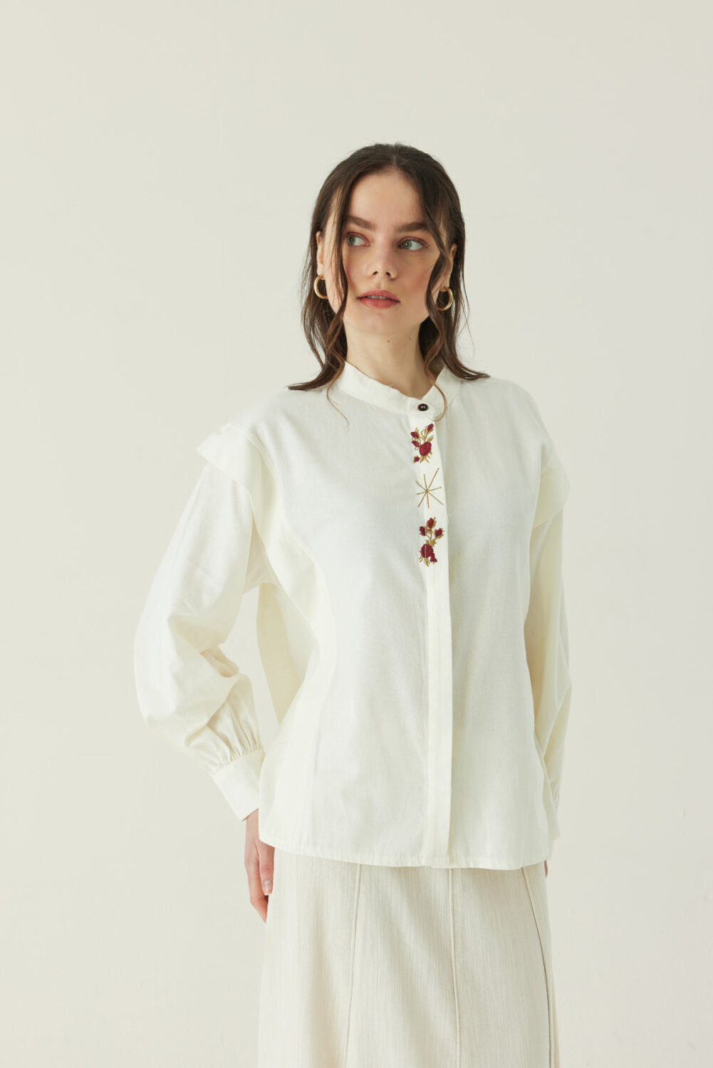 Çiçek Nakışlı Keten Gömlek Beyaz 