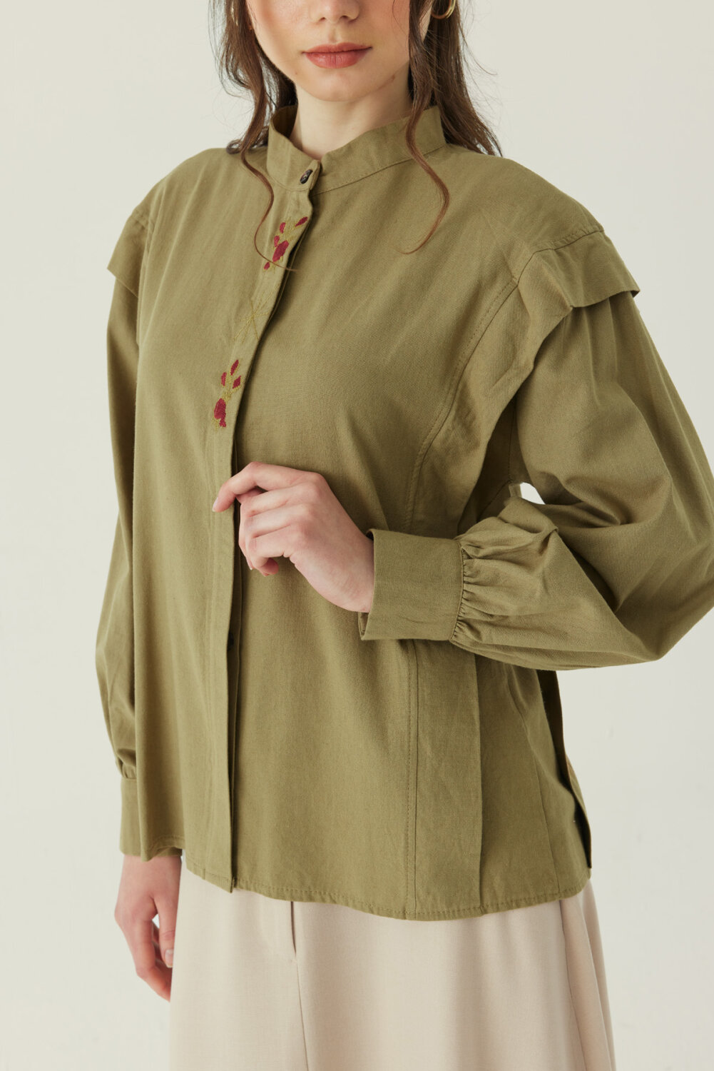 Çiçek Nakışlı Keten Gömlek Haki - 2
