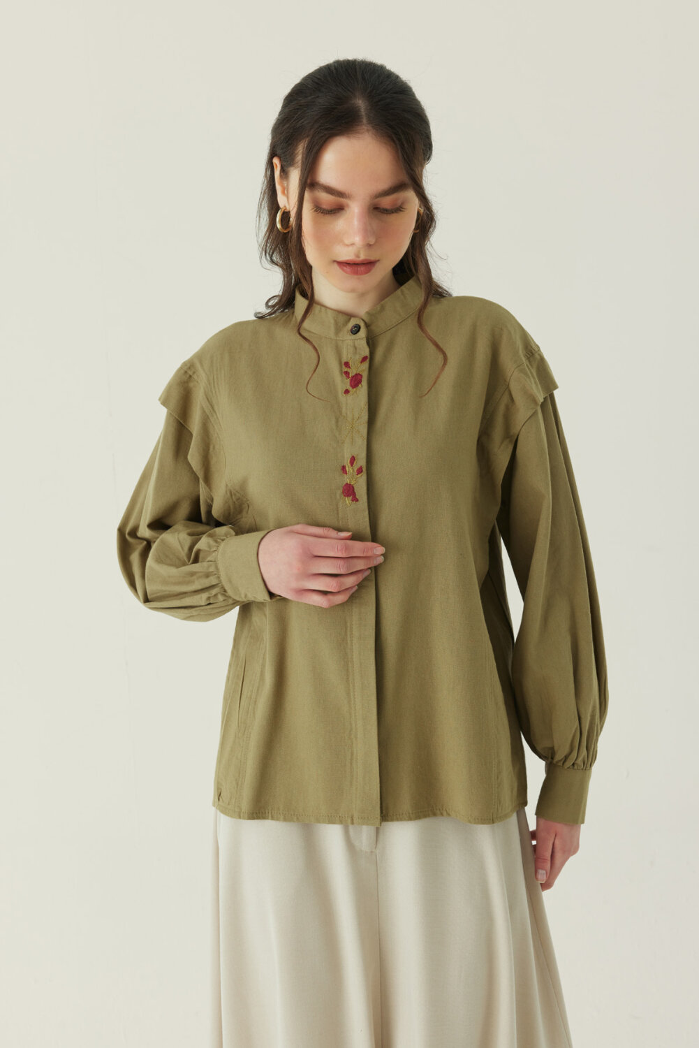 Çiçek Nakışlı Keten Gömlek Haki 