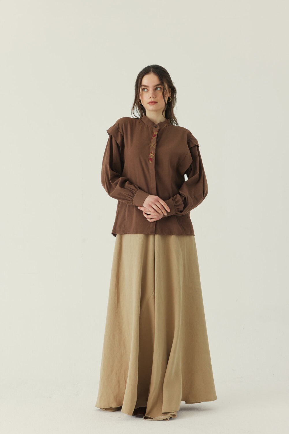 Çiçek Nakışlı Keten Gömlek Kahverengi - 2