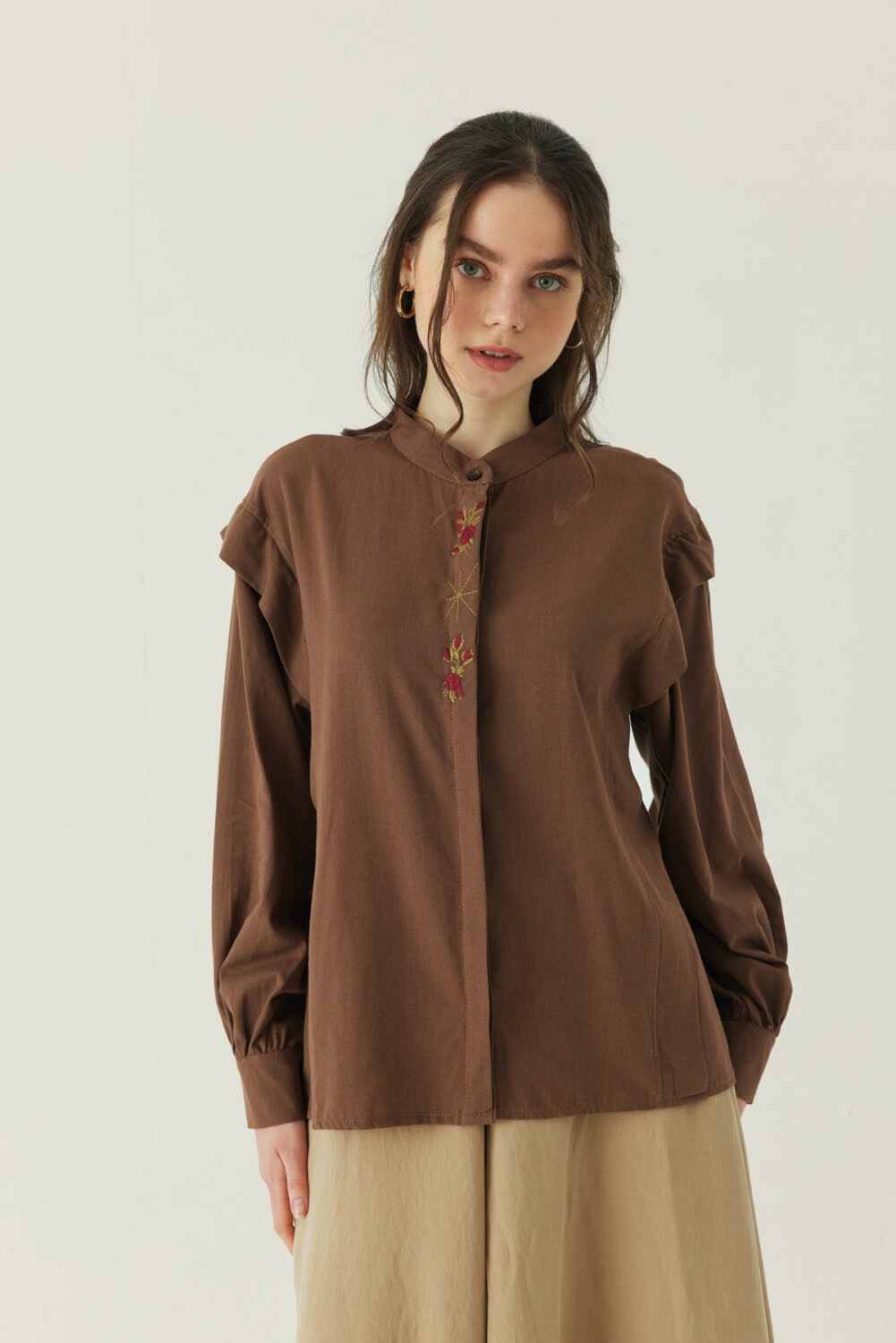 Çiçek Nakışlı Keten Gömlek Kahverengi 