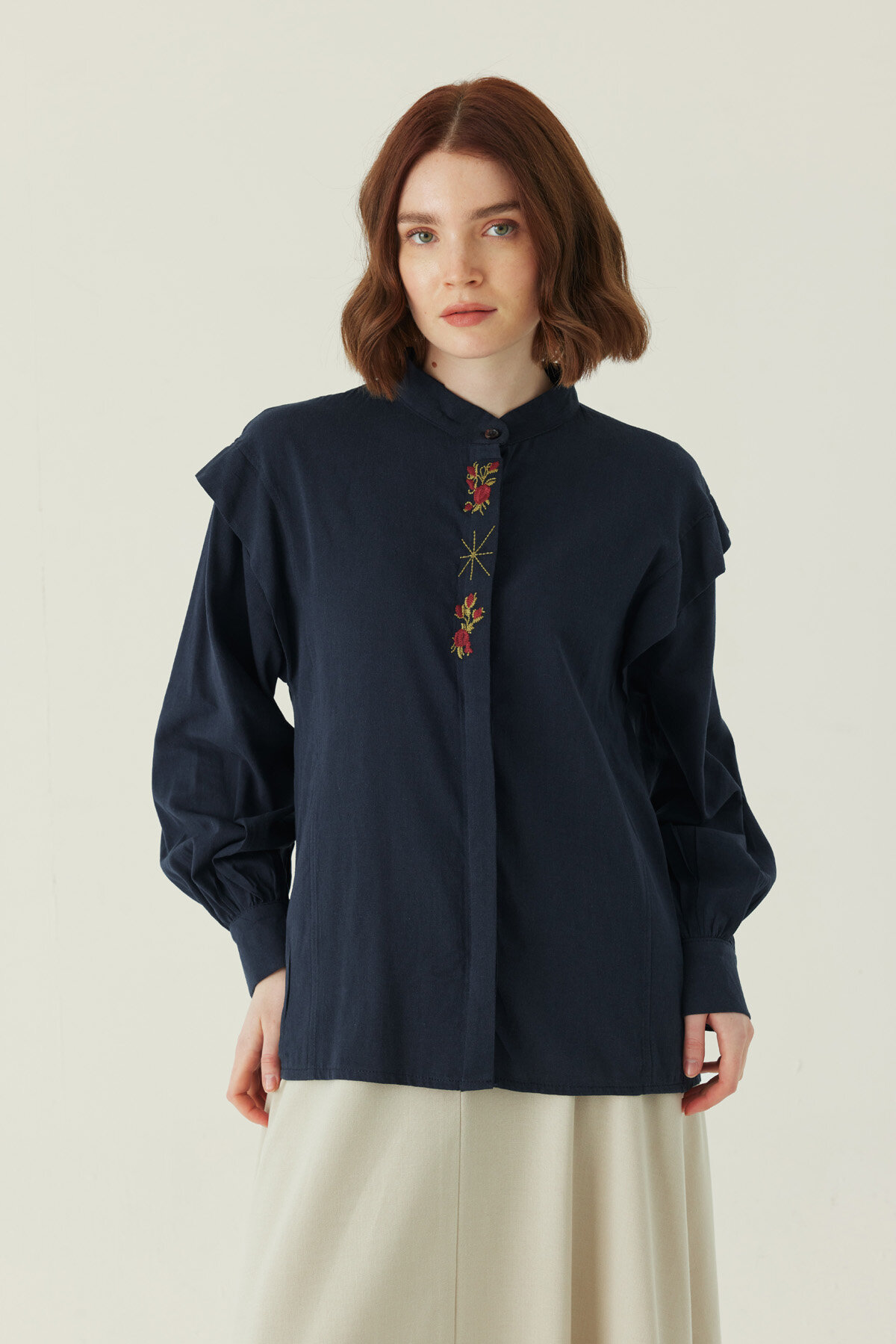 Çiçek Nakışlı Keten Gömlek Lacivert