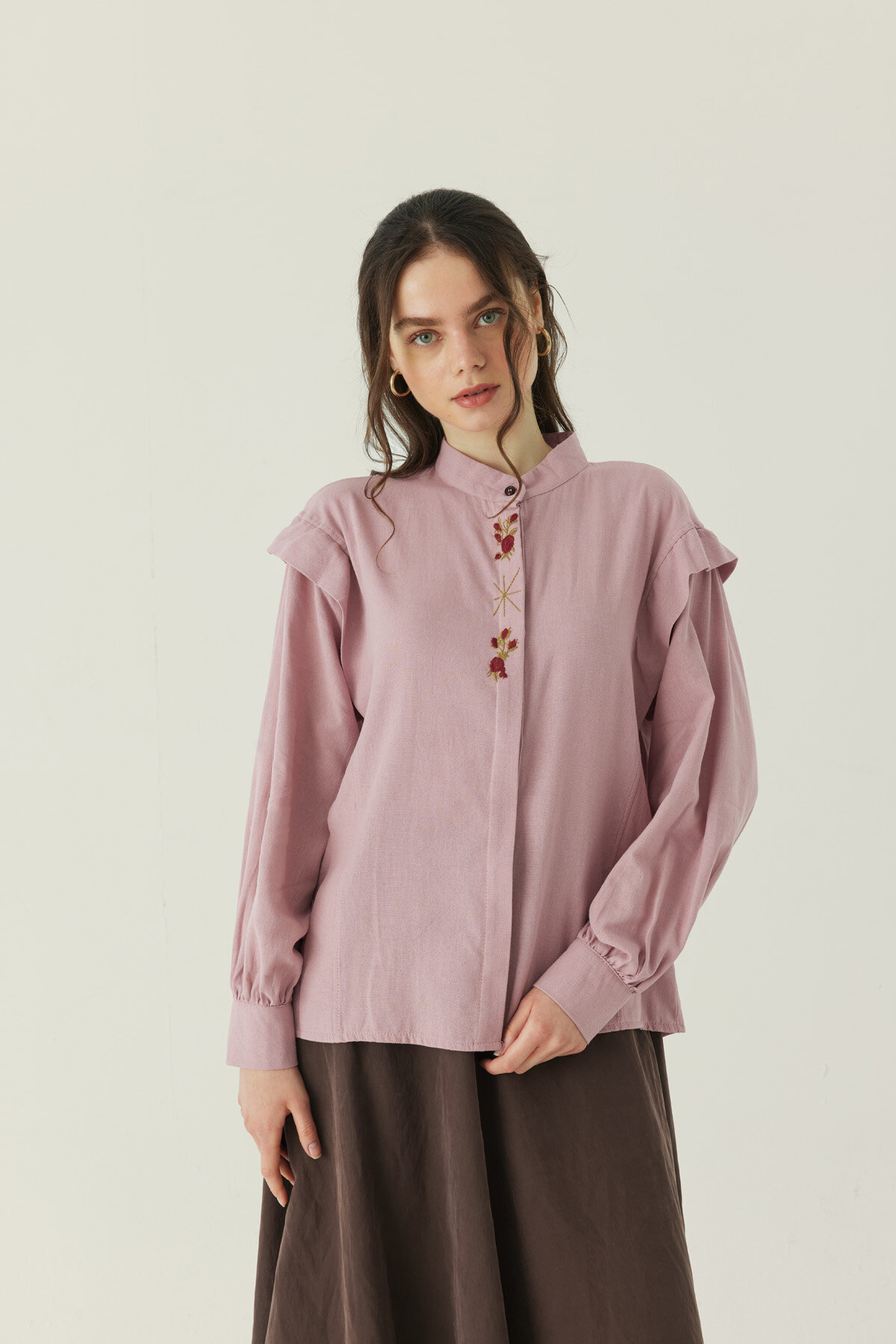 Çiçek Nakışlı Keten Gömlek Pudra