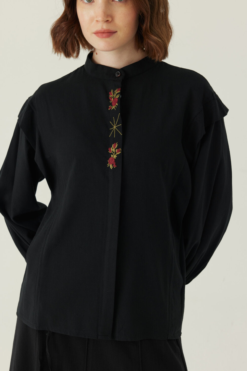 Çiçek Nakışlı Keten Gömlek Siyah - 2
