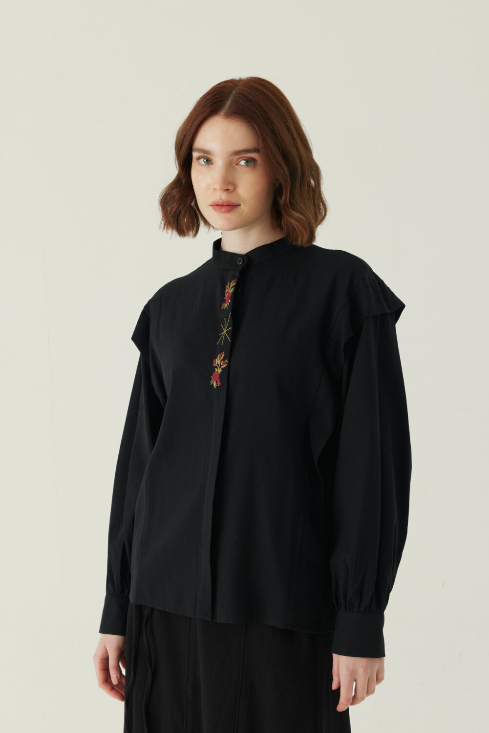Çiçek Nakışlı Keten Gömlek Siyah - 3