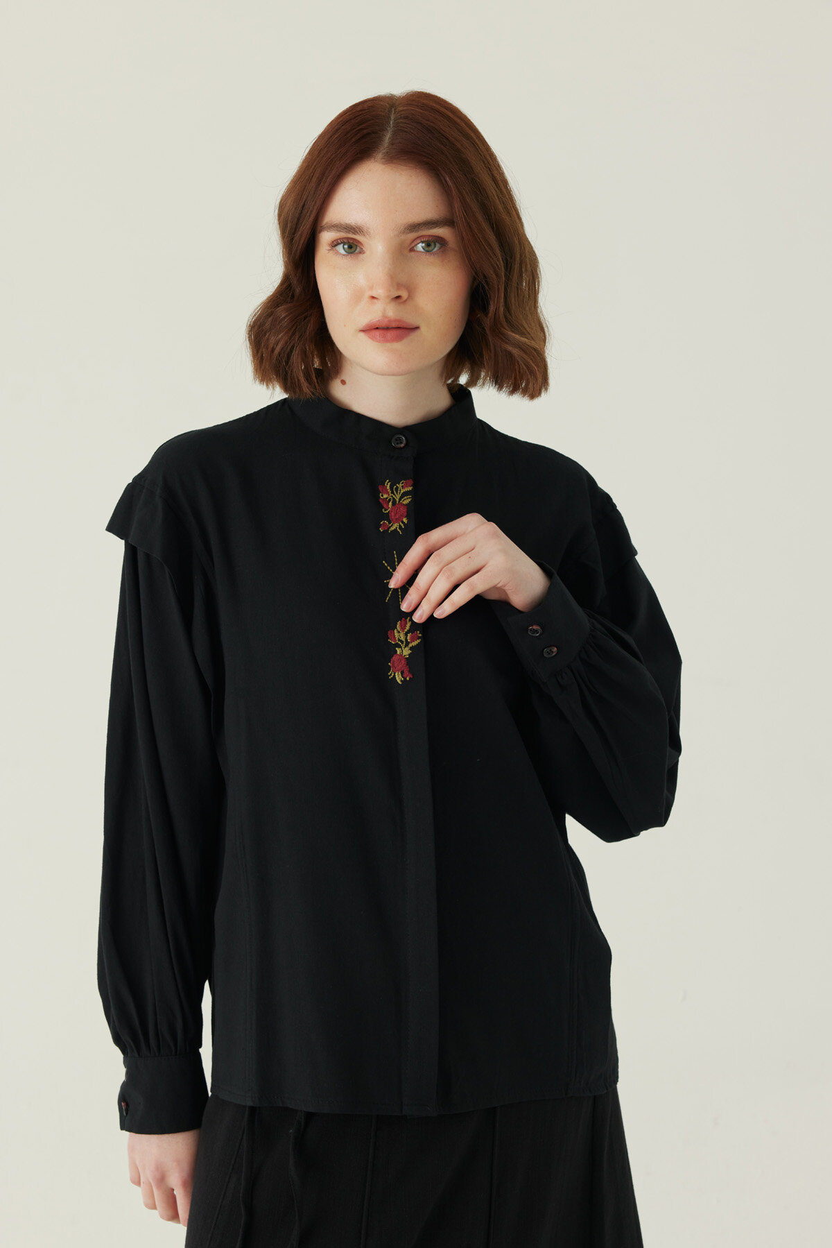 Çiçek Nakışlı Keten Gömlek Siyah