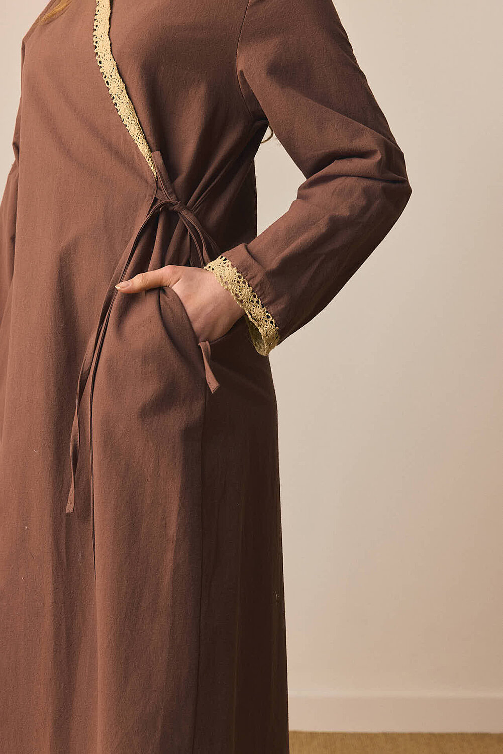 Dantelli Kruvaze Abaya Kahverengi 