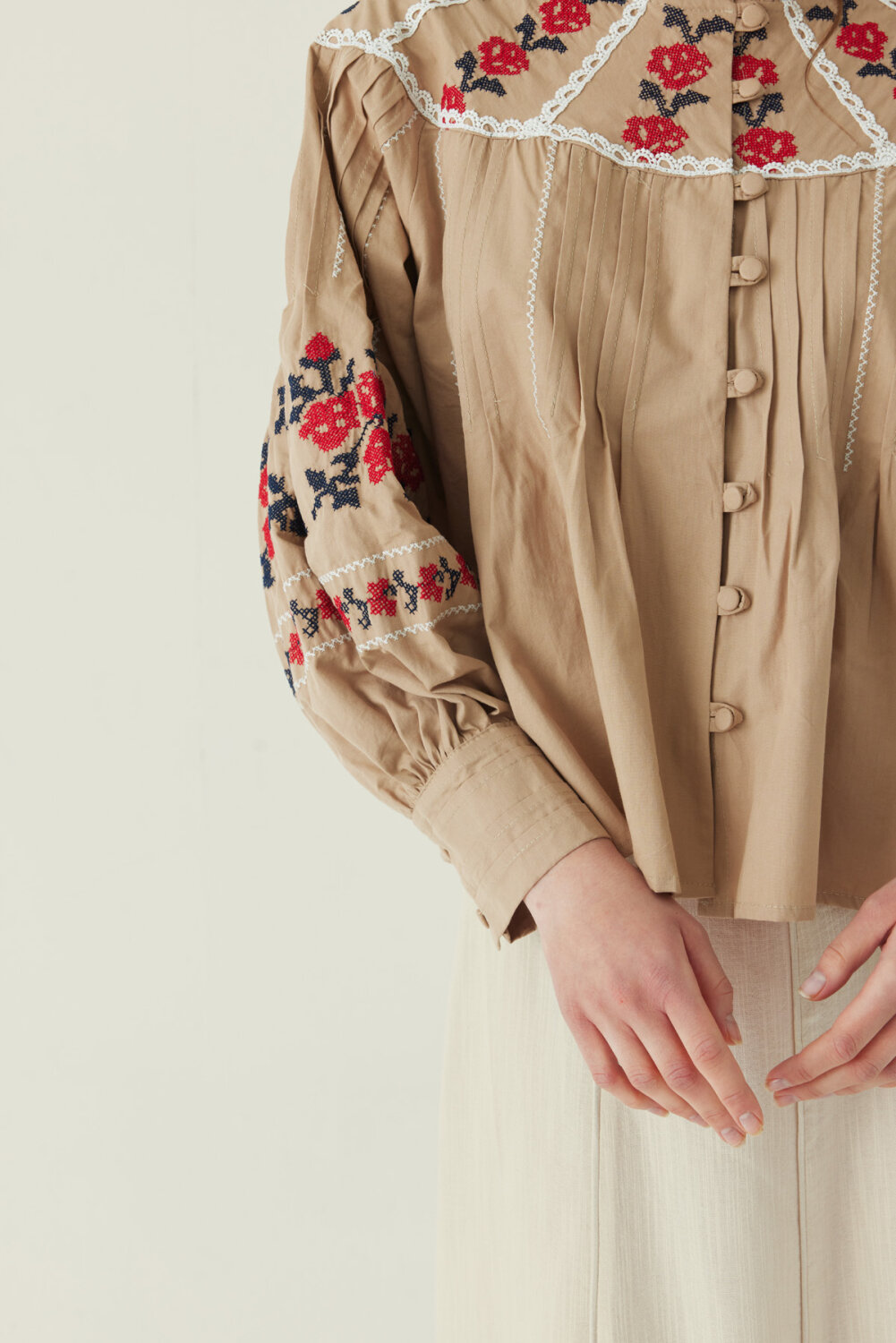 Fırfır Yaka Nakışlı Gömlek Bej - 2