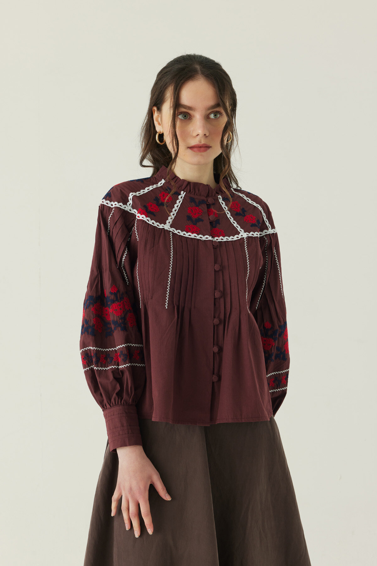 Fırfır Yaka Nakışlı Gömlek Bordo