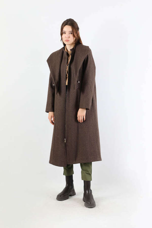 Geniş Yaka Önden Tokalı Kaban Kahverengi - 1