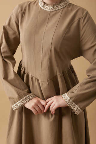 Lace-Trimmed Linen Dress Camel  - 12