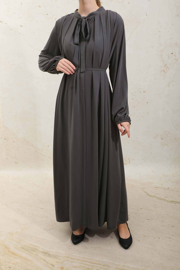 Omzu Pileli Fularlı Elbise Füme - 7