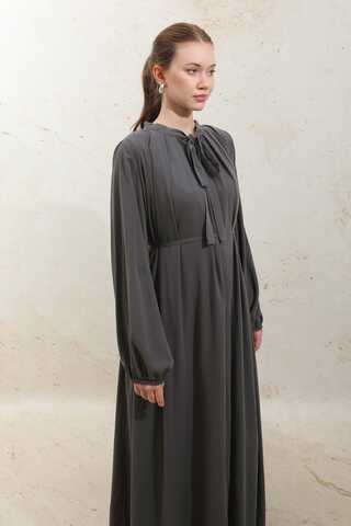 Omzu Pileli Fularlı Elbise Füme - 8