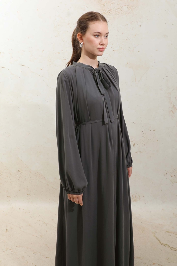 Omzu Pileli Fularlı Elbise Füme - 8