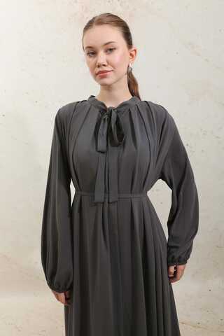 Omzu Pileli Fularlı Elbise Füme - 9