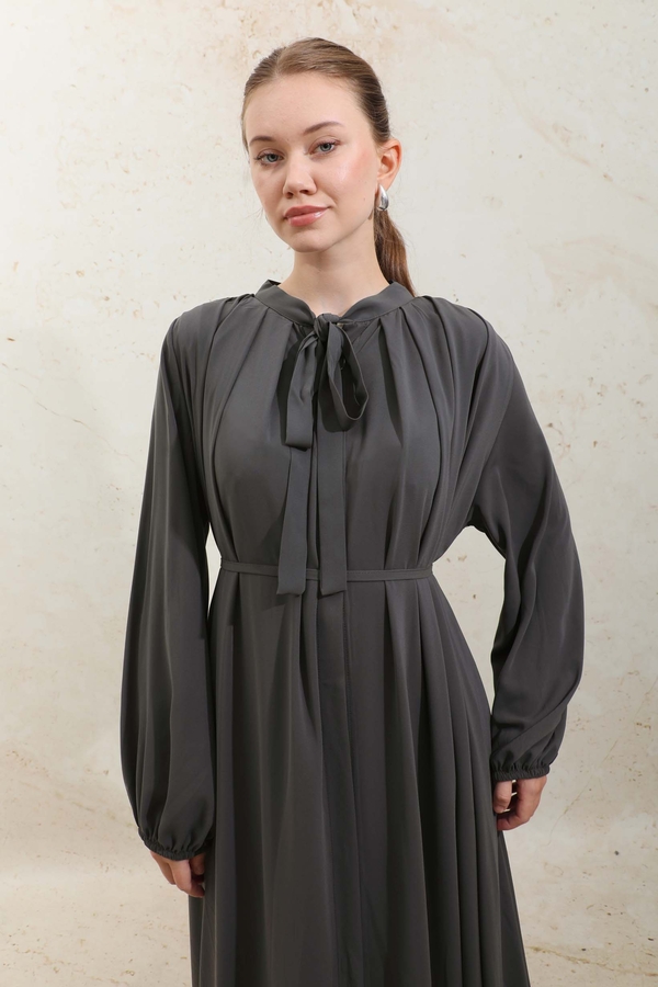 Omzu Pileli Fularlı Elbise Füme - 9