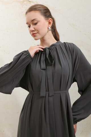 Omzu Pileli Fularlı Elbise Füme - 10