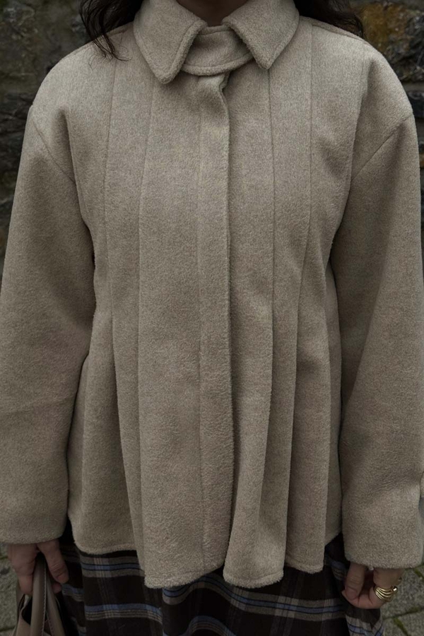 Pleated Short Coat Stone - 8