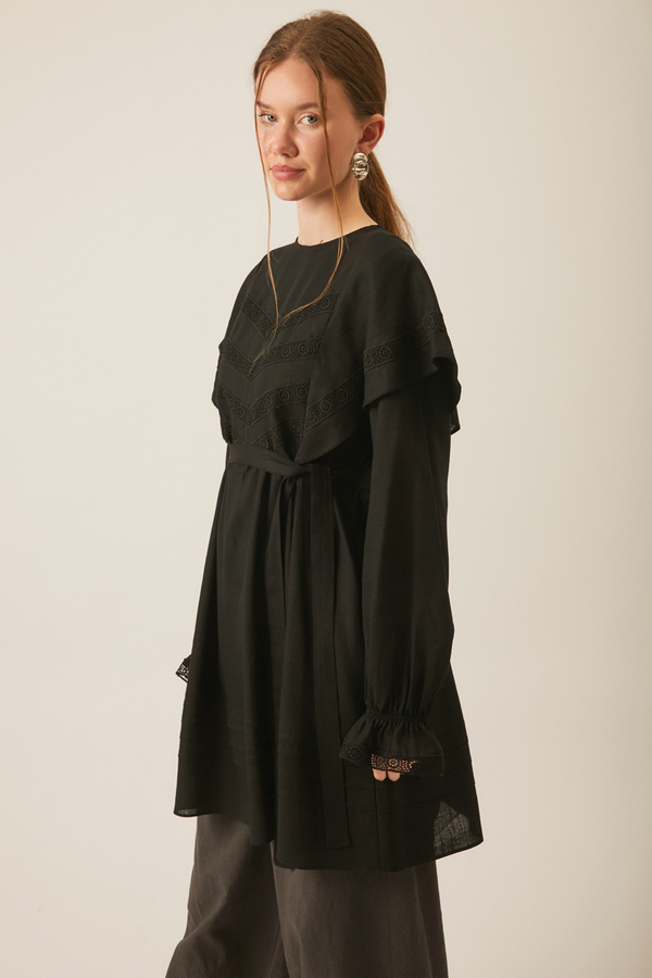 Volan Detaylı Dantelli Tunik Siyah - 4
