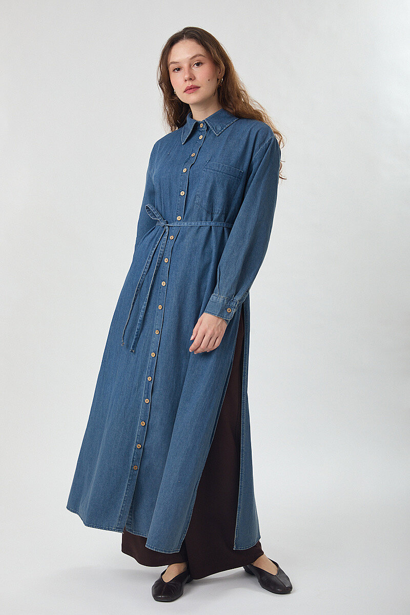 Yanlardan Derin Yırtmaçlı Uzun Denim Gömlek Açık Mavi - 4