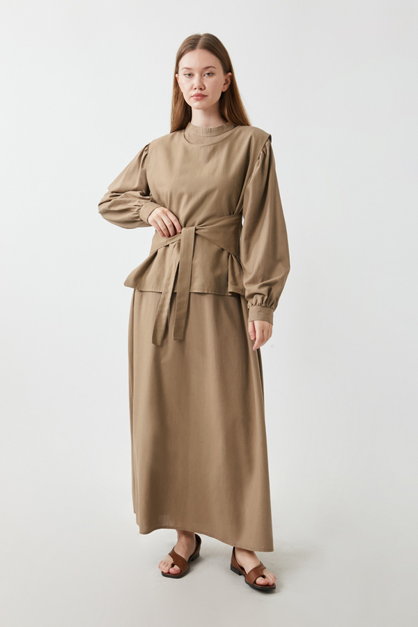 Yeleği Bağlamalı Elbise Takım Camel - 13