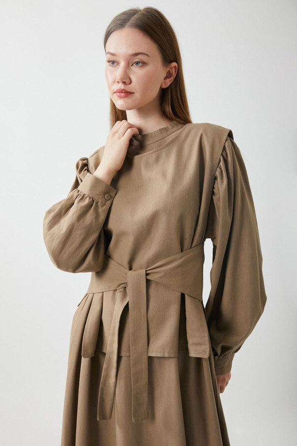 Yeleği Bağlamalı Elbise Takım Camel - 12